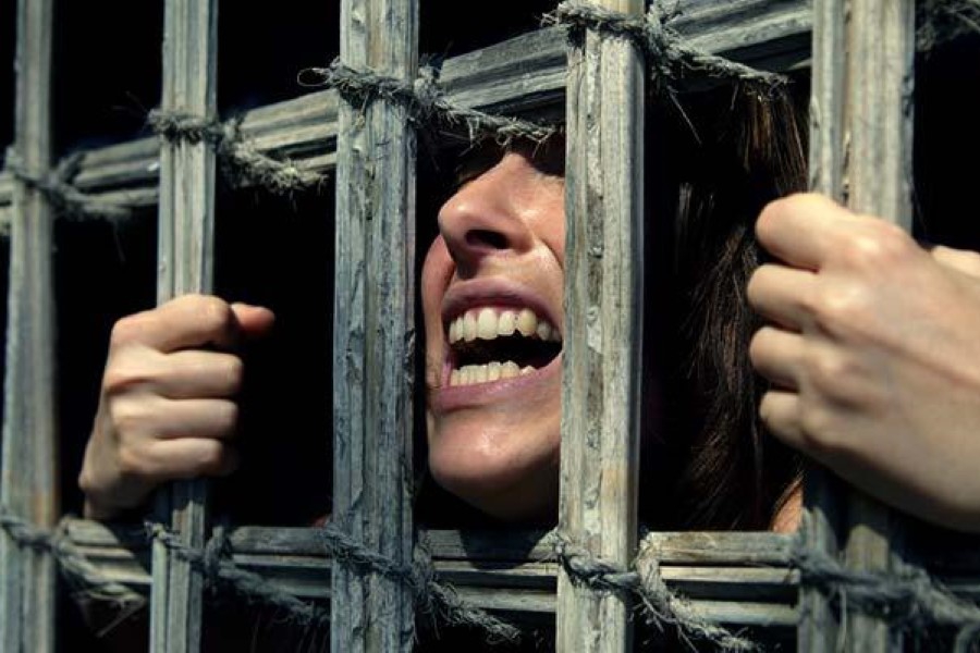 ناجيات من الاعتقال: يشكلنَ “تجمّعاً” في الشمال السوري لدعم النساء المعتقلات