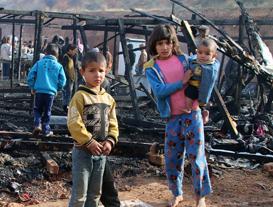 لاجئون سوريون يفرّون من مخيم في لبنان بعد اشتعال النيران بالخيام