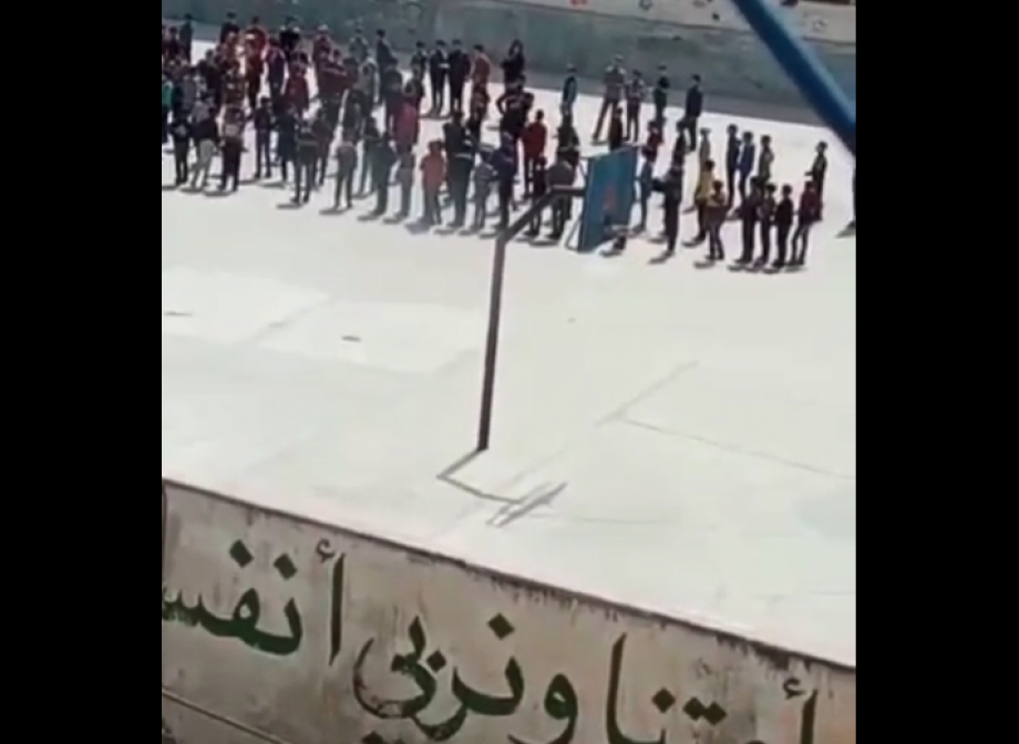 إدانة تعرض أطفال للضرب في ساحة إحدى المدارس في إدلب ومطالبة بمحاسبة أوسع للمدرس وإدارة المدرسة كلها