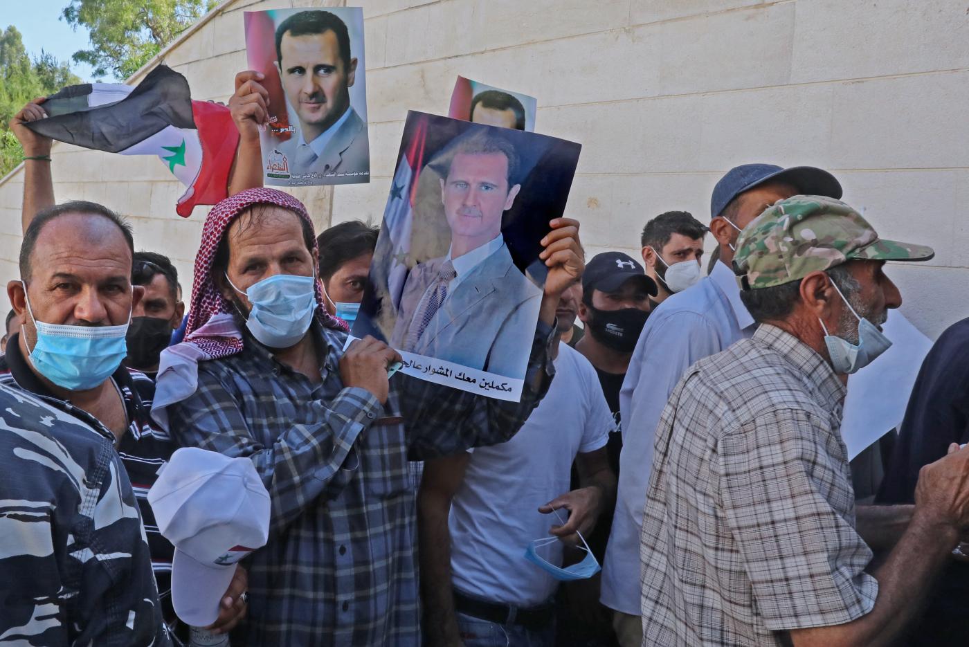 أنصار “الأسد” يتعرضون للاعتداء في لبنان أثناء توجههم إلى صناديق “الاقتراع”