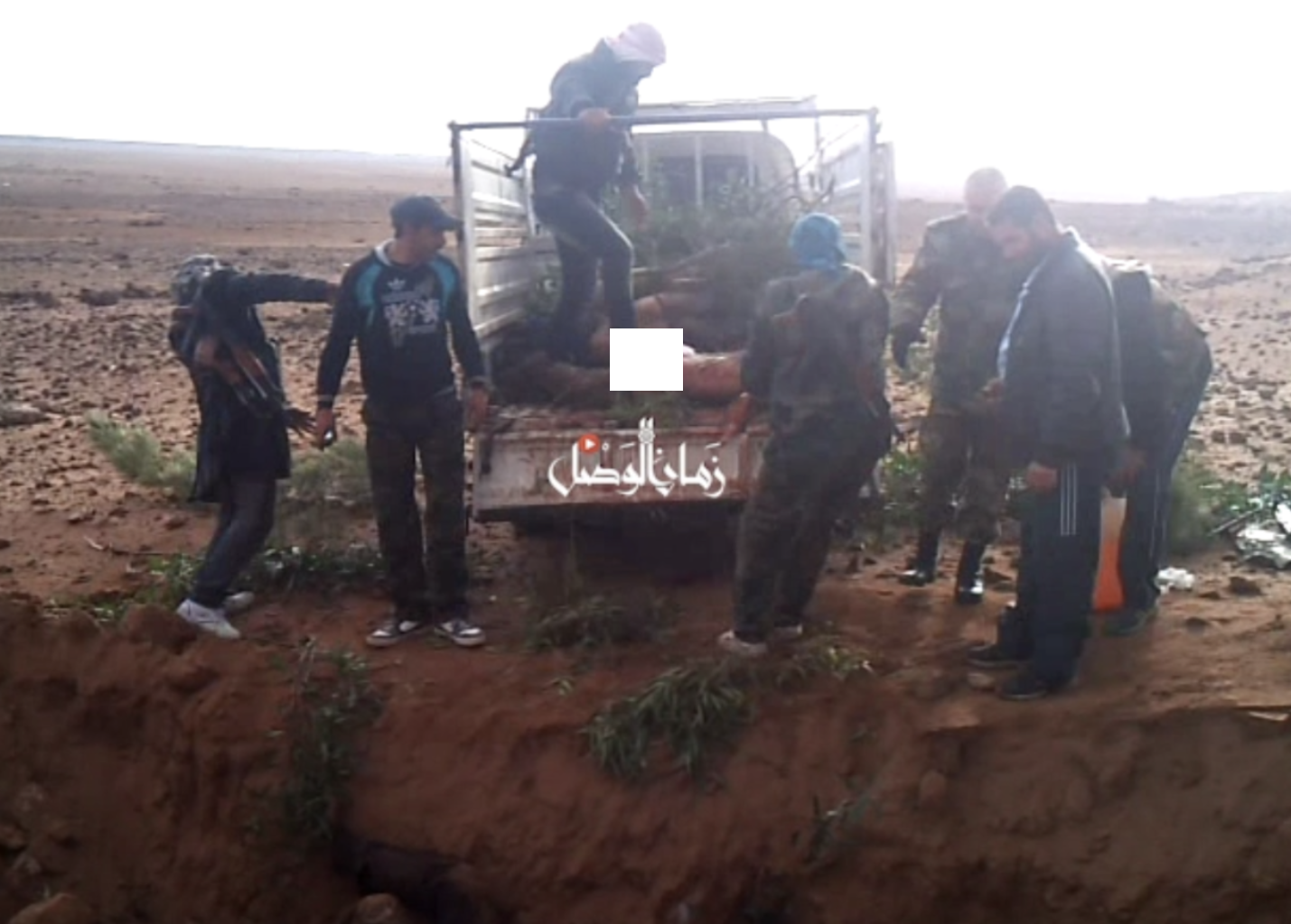 أدلة على قيام نظام الأسد بحرق جثث معتقلين في مقابر جماعية