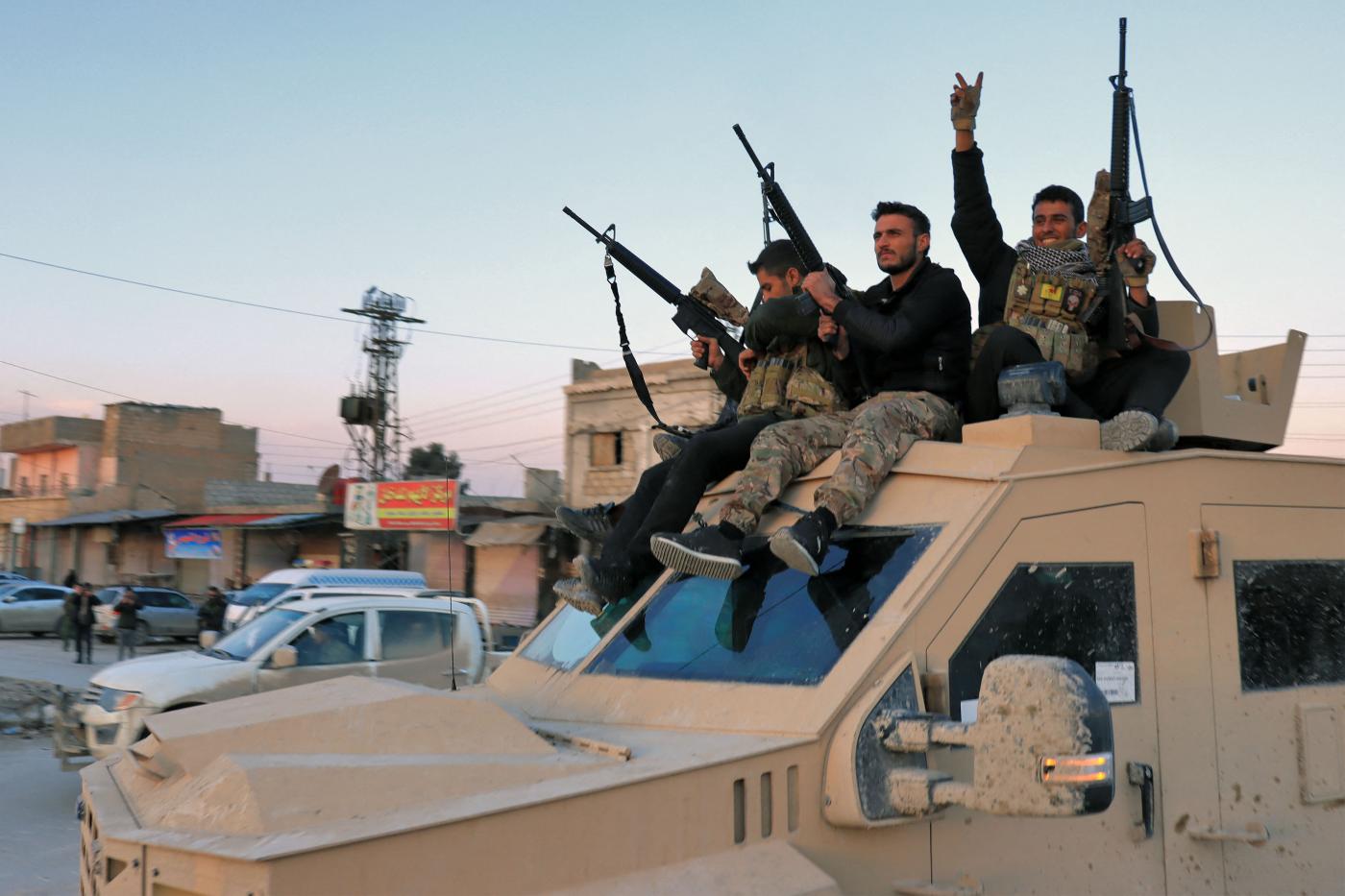 (العربية) قوات “قسد” تلاحق مقاتلي “تنظيم الدولة” بعد عملية اقتحام السجن الدامية