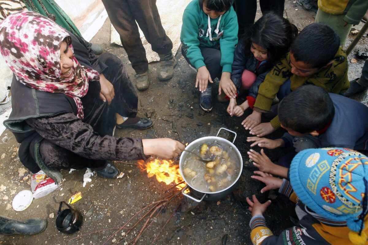 وفاة أربعة لاجئين سوريين بسبب حرق الفحم للتدفئة في لبنان